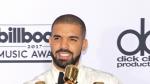 El rapero canadiense Drake posa junto a sus galardones durante los premios Billboard 2017.