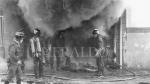 Los bomberos intentando sofocar el incendio en Tapicerías Bonafonte en Zaragoza el 11 de diciembre de 1973.