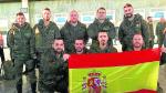Un grupo de militares de la Brigada Aragón, ayer en el aeropuerto de Zaragoza, al ir a Letonia.