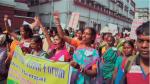 Un fotograma del documental 'Behind India', que muestra una manifestación en Calcuta.