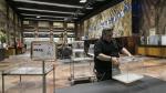 Preparación de las urnas en el Ayuntamiento de Zaragoza, que será el mayor colegio electoral de Aragón