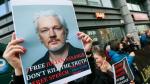 Varias personas protestan frente a la embajada británica en Bruselas para pedir la liberación de Assange.