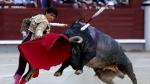 El torero peruano Roca Rey da u pase de muleta en uno de los festejos de la feria de San Isidro 2019