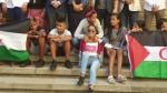 Este jueves una treintena de niños saharauis que pasan el verano en casas de acogida de familias aragonesas han visitado el palacio de la Aljafería y las Cortes de Aragón, donde han hablado con el presidente Javier Sada y otros miembros de la cámara. El lunes partirán de vuelta a sus hogares en los campos de refugiados del Sahara. Antes de irse, nos cuentan cómo han pasado el verano.