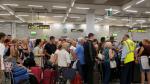 Largas filas de pasajeros y clientes de la agencia de viajes Thomas Cook en el aeropuerto de Mallorca tras el cierre de la compañía.