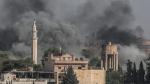 Imagen de varias columnas de humo tras los bombardeos turcos sobre territorio sirio, este jueves en Sanliurfa (Turquía).