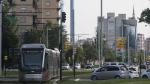 El tranvía de Zaragoza, a su paso por la rotonda de Toulouse.