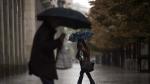 Dos personas se protegen de la lluvia en Zaragoza