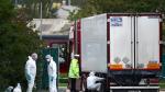 La policía examina el lugar donde fueron encontrados los cuerpos, en el interior de un camión en el Reino Unido.