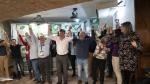 Los miembros de las candidaturas de Teruel Existe y simpatizantes celebran el resultado electoral.