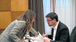 María Navarro conversa con el edil socialista Horacio Royo en la comisión de Hacienda de octubre.