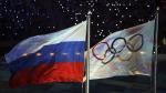 Fotografía de archivo tomada el 23 de febrero de 2014 que muestra la bandera rusa (i) y la bandera olímpica (d) durante la ceremonia de clausura de los Juegos Olímpicos de Invierno Sochi 2014