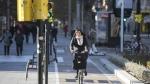 Una ciclista, este domingo, en la confluencia del carril bici de Goya y Gran Vía.