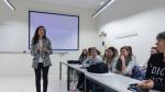 Alejandra Cortés esta mañana con sus alumnas en la Facultad de Educación en la Universidad de Zaragoza.