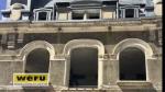 Las imágenes muestran cómo un dron sobrevuela las ventanas de la estación de Canfranc.