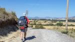Un peregrino avanza por el Camino de Santiago que pasa por la comarca de la Jacetania