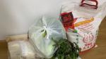 Bolsas de comida donadas por un supermercado chino a una familia en cuarentena en Zaragoza