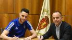 Burgui firma su contrato con el Zaragoza, acompañado del presidente Lapetra.