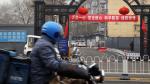 Beijing (China), 13/02/2020.- A food delivery man riding bicycle pass a banner reading 'Unite as one, firm confidence, scientific prevention and control, and defeat the epidemic' in Beijing, China, 13 February 2020. The disease caused by the novel coronavirus (SARS-CoV-2) has been officially named Covid-19 by the World Health Organization (WHO). The outbreak, which originated in the Chinese city of Wuhan, has so far killed at least 1,369 people with over 60,000 infected worldwide, mostly in China. EFE/EPA/WU HONG Propaganda banners about coronavirus in Beijing