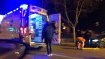 Una ambulancia traslada al ciclista herido este viernes por la noche en el paseo de Echegaray de Zaragoza.