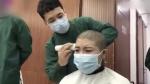 Un grupo de enfermeros y enfermeras chinos, de la región de Wuhan, se rapan el pelo para ayudar a que el virus no se propague por el aire. Esto permitirá a los enfermeros ponerse las mascarillas más rápido.