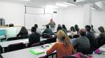 Carmen Segura imparte una clase a los alumnos de la academia de opositores Oposbank de Zaragoza.