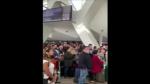 Multitud de viajeros frustrados y cansados, atrapados en la terminal, protestan contra la medida del Gobierno de Marruecos
