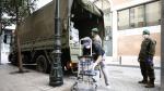 Militares de la AALOG 41 descargan alimentos en la residencia de la calle de las Armas.