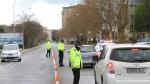 La Policía Local y la Policía Nacional se turnan para realizar controles en los accesos y salidas de Huesca.