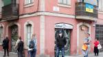 Vecinos en una fila para entrar en una tienda en el barrio de la Barceloneta.
