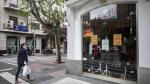 Un local del centro de Zaragoza con un cartel que anuncia que está disponible.
