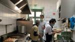 Trabajadores de un restaurante preparan menús para personas sin hogar en Lisboa este domingo.