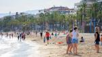 Grupos de familias se saltan la prohibición y llenan la playa de Ponent de Salou