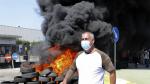 Los trabajadores de Nissan se concentran en Zona Franca y queman neumáticos