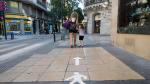 La señalización en las aceras ayuda a los ciudadanos a mantener los dos metros de distanciamiento entre las personas por la calle.