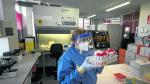Personal del Hospital Miguel Servet analiza las pruebas de coronavirus
