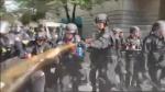 Un vídeo de un violento enfrentamiento entre la policía y los manifestantes, que protestaban por la muerte de George Floyd en Minneapolis, muestra, a los oficiales de Portland, Oregon, usando gas pimienta y golpeando a los manifestantes con una porra.
