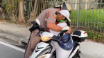 Abrazo entre un policía blanco de Miami y una activista negra se hace viral.