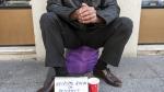 Un mendigo pidiendo ayuda en una calle de Zaragoza