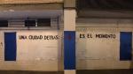 Imagen del mural situado junto al acceso de los vestuarios de La Romareda. Allí pueden escribir todos los aficionados sus mensajes de apoyo a los futbolistas.
