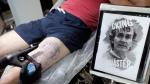 Un estudio valenciano realiza el primer tatuaje de Fernando Simón