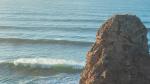 Rocas turbidíticas plegadas siendo erosionadas por el mar. Les Deux Jumelles, en la Corniche Basque.