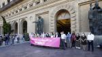 Concentración contra la agresión sexual en Las Delicias celebrada este lunes a las puertas del Ayuntamiento de Zaragoza.