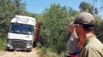 El conductor del tráiler, de nacionalidad ucraniana, intentó dar la vuelta pero el vehículo quedó atascado