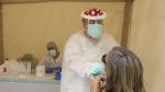 Una enfermera realizando pruebas en la carpa instalada en el Hospital Provincial de Huesca.