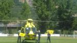 El helicóptero del 112 esperando en el campo de fútbol de Biescas para la transferencia de un montañero herido en Panticosa.