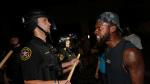 Un afroamericano se enfrenta a la Policía en los disturbios callejeros en Kenosha