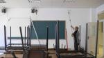 Personal del colegio Nuestra Señora del Carmen pinta y desinfecta las aulas para septiembre.