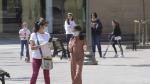 Una niña paseando por las calles de Huesca con mascarilla