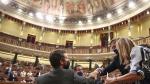 El líder del PP, Pablo Casado, saluda al comienzo de la sesión en el Congreso.